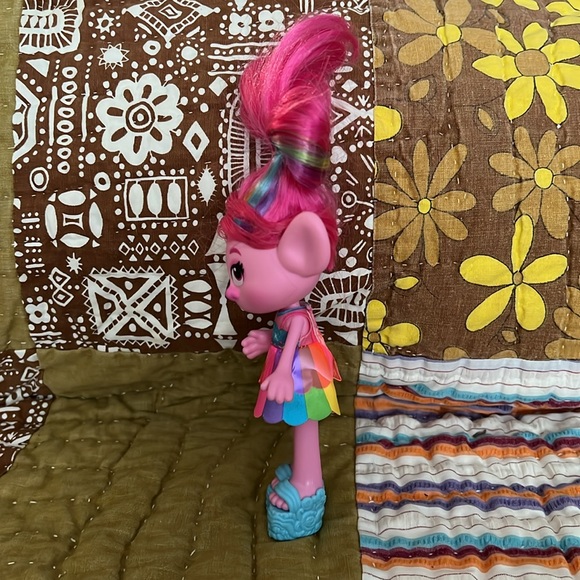 DreamWorks Trolls World Tour Fashion Celebration Poppy Doll - Picture 4 of 5